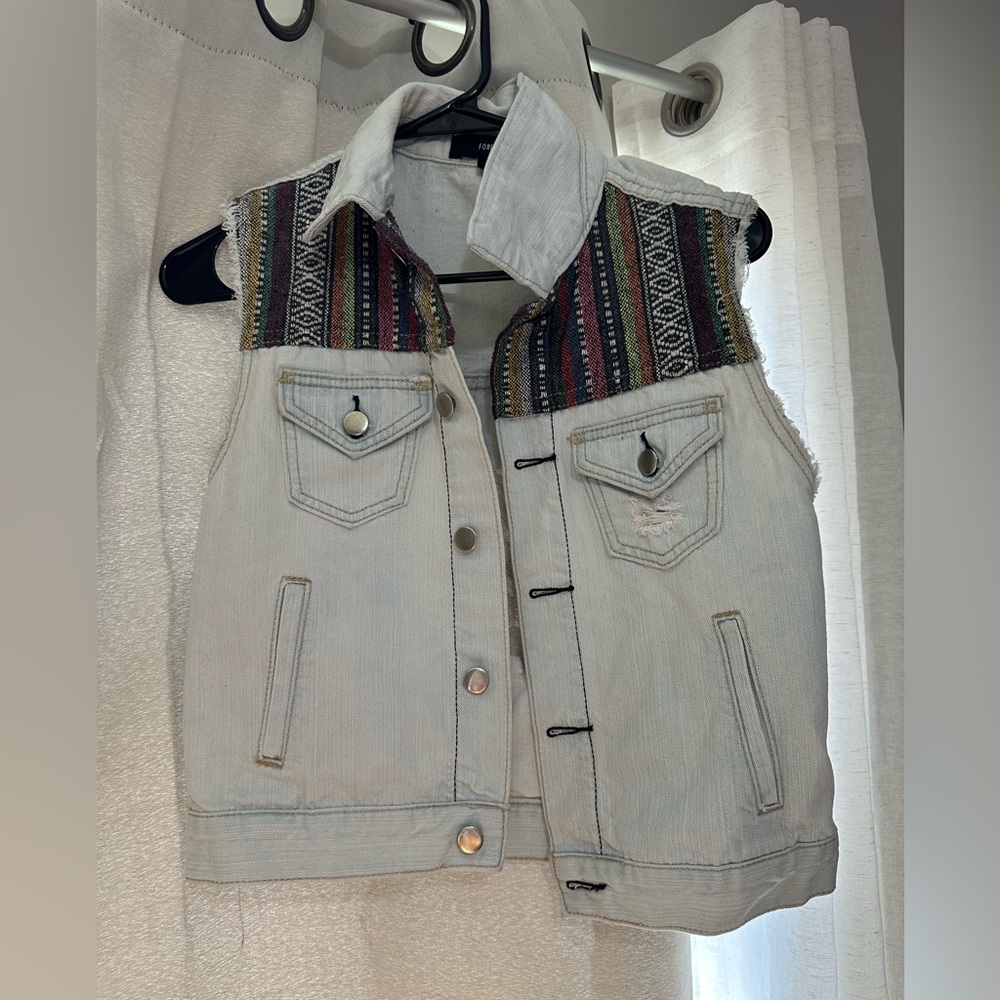 Jean vest with colorful stitching-Forever 21 (XS)